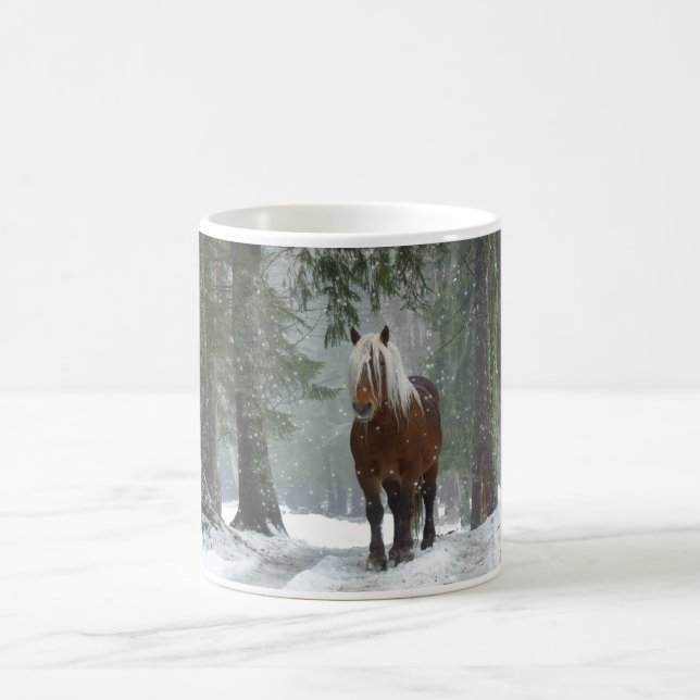 Mug Cheval Brown dans une forêt d'hiver avec chute de  (Centre)