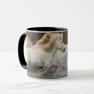Mug Chevaux blancs de Camargue courant dans l'eau