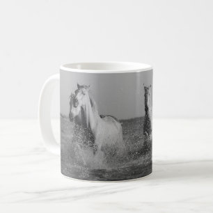 Mug Chevaux blancs, photo en noir et blanc