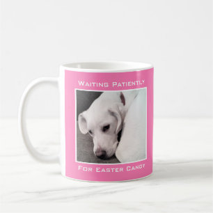 Mug Chien blanc mignon et blond en attente de bonbons 