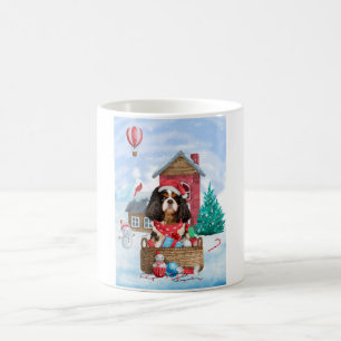 Mug Chien Cavalier King dans la maison de Noël enneigé