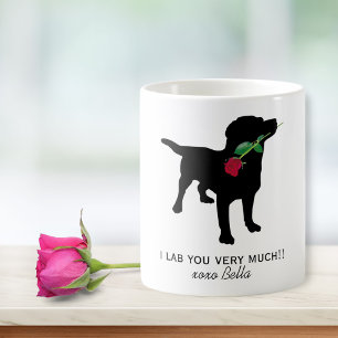 Mug Chien noir de Valentine de laboratoire tenant le