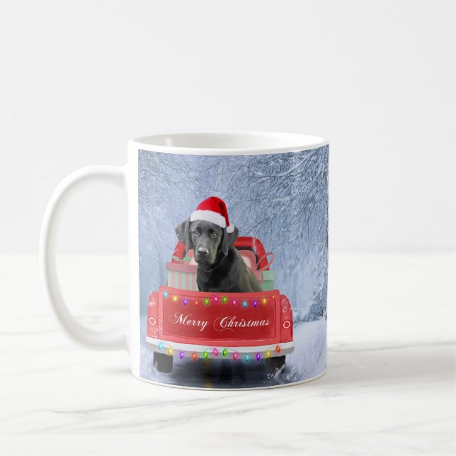 Mug Chien noir du Labrador en neige assis à Noël (Gauche)