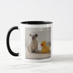 Mug Chien sur le tapis avec le canard en plastique