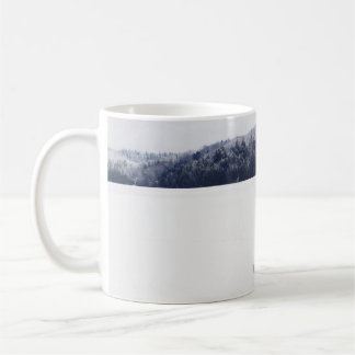 MUG CHIEN SUR UNE PLAIN DE NEIGE