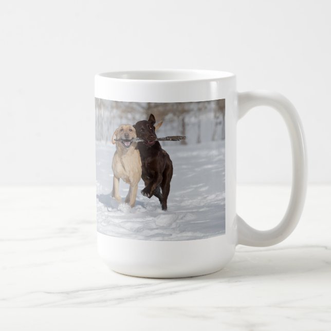 Mug Chiens d'arrêt de Labrador jouant dans la neige (Droite)
