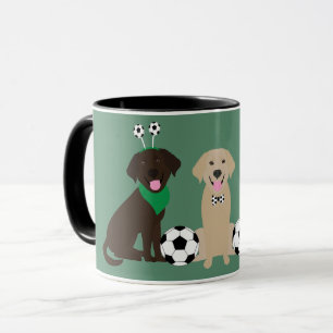 Mug Chiens Labrador Retriever jouant au football