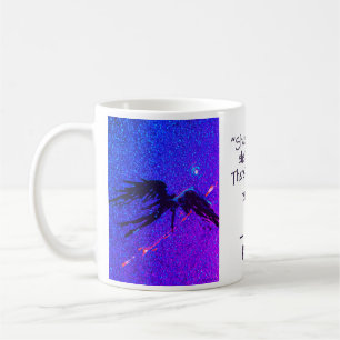 Mug Chiffre à ailes foncées volant à travers l'espace 