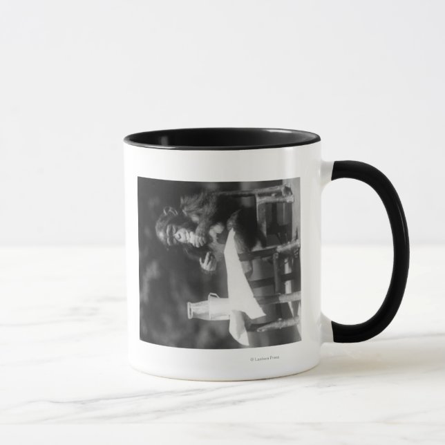 Mug Chimpanzé assis à table au zoo national (Droite)