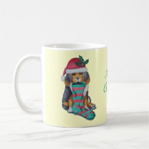 Mug chiot noir et brun mignon vêtu pour noël