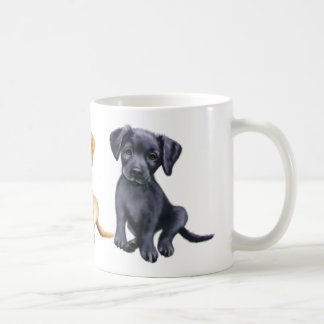 Mug Chiots mignons de Labrador, 3 couleurs sur une