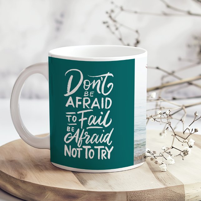 Mug Citation inspirante "N'ayez pas peur" avec photo (Inspirational Quote "Don't be afraid" with Photo Coffee Mug on a boho wooden kitchen table.)