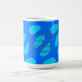 Mug Citation sur la gentillesse sur un motif abstrait
