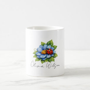 Mug Coccinelle Bliss sur une fleur bleue en fleurs