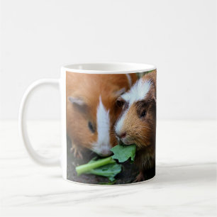 Mug Cochons de Guinée rouge, noir et blanc mangeant de