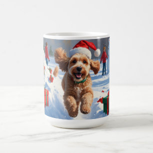 Mug Cockapoo courant dans la neige avec un chapeau de
