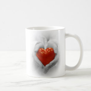 Mug Coeur rouge dans des mains, je t'aime forme