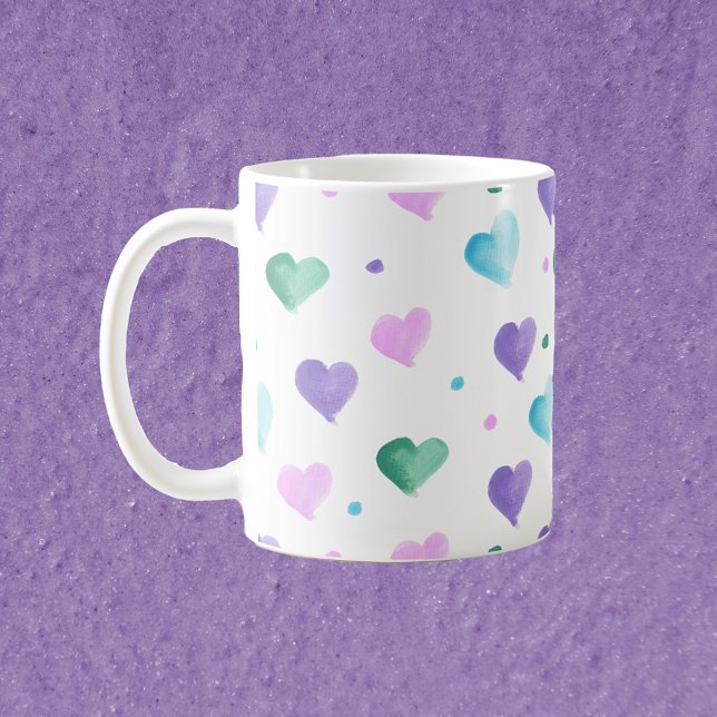 Mug Coeurs Motif Aquarelle rose vert pourpre bleu (A mug with a watercolor heart pattern done in pink, purple, blue and green)