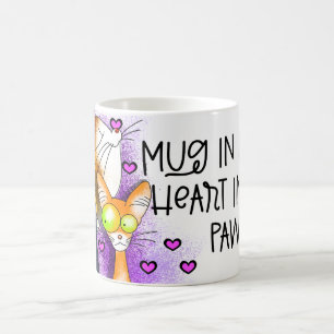 Mug cogner dans les mains dans ses pattes