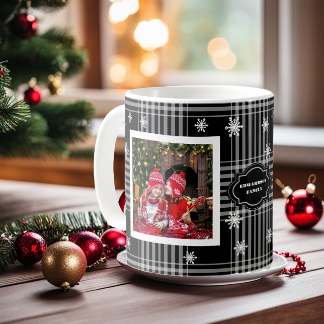 Mug Collage de photos de famille Noël (Family photo collage family name buffalo plaid Christmas coffee mug.)