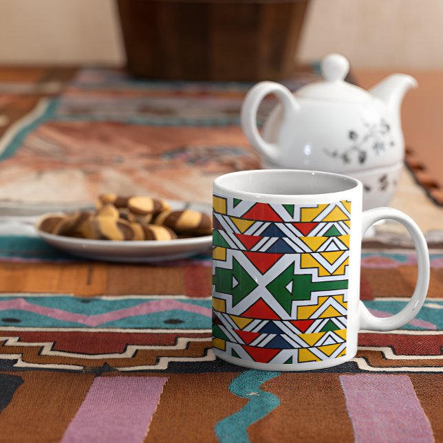 Mug Colorée Ethnic Africain Tribal Géométrique Drinkwa (Colorful Ethnic African Tribal Geometric Coffee Mug On Top Of Table Runner With Cookies Backdrop)