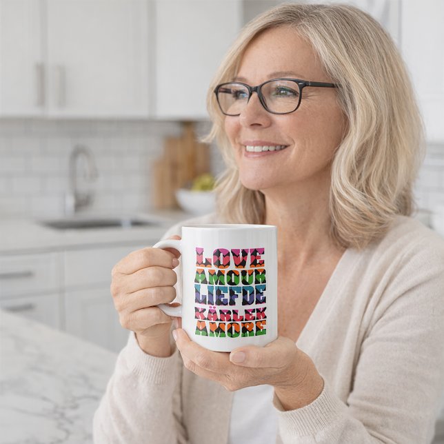 Mug Conception de typographie d'amour multilingue colo (A mug that says love in many languages with neon color hearts.)