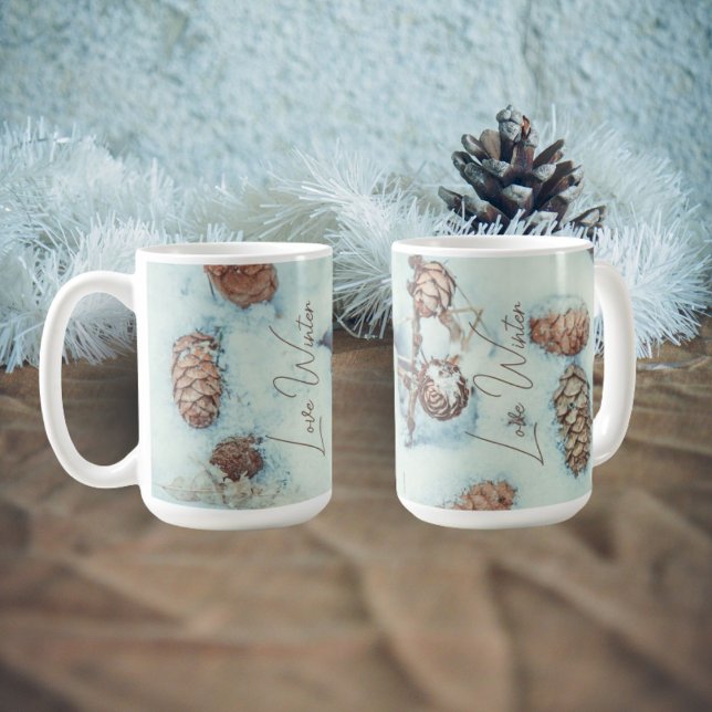 Mug Cônes de mélèze sur la neige bleue fraîche (Créateur téléchargé)