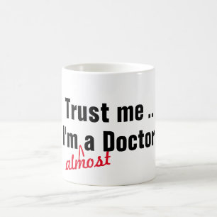 Mug cool croyez-moi je suis presque docteur pun médica