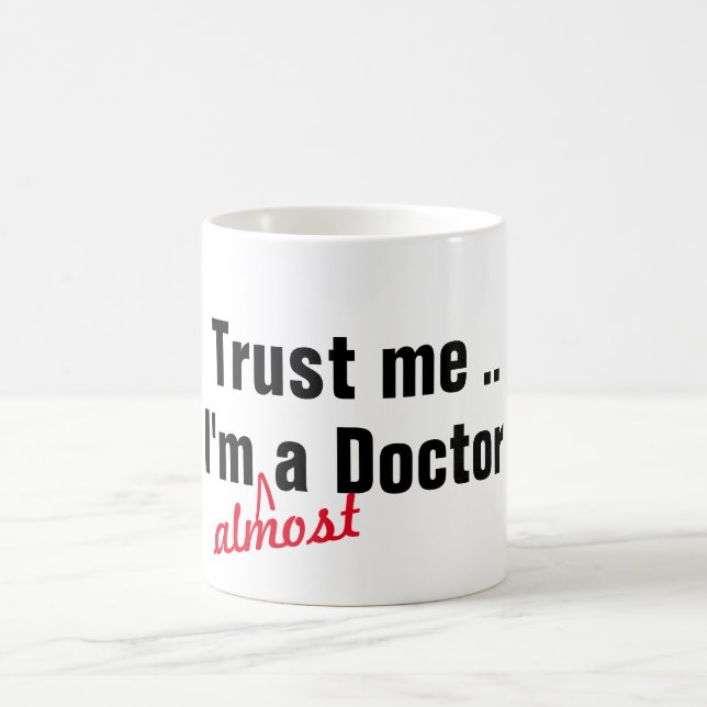 Mug cool croyez-moi je suis presque docteur pun médica (Centre)