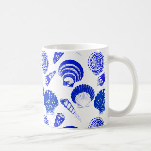 Mug Coquillages - bleu cobalt sur un arrière - plan bl