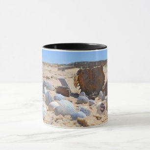 Mug Coquillages sur la plage par Shirley Taylor