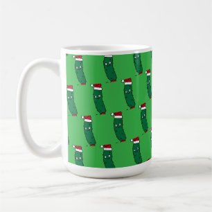 Mug Cornichon de Noël portant un chapeau de Père Noël