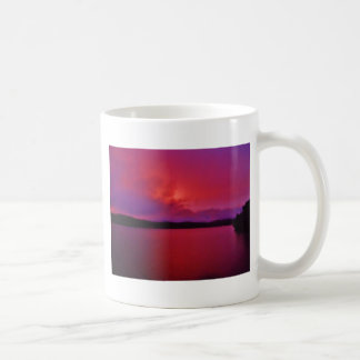 Mug Coucher de soleil rose vif sur le lac Arrowhead