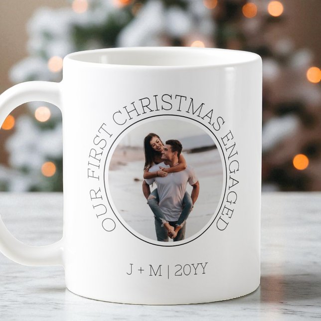 Mug Couple minimum 2 photo Notre premier Noël engagé (Minimal Couple 2 Photo Our First Christmas Engaged Coffee Mug)