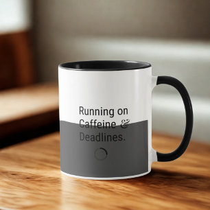 Mug Courir sur la caféine et les délais   Café de trav