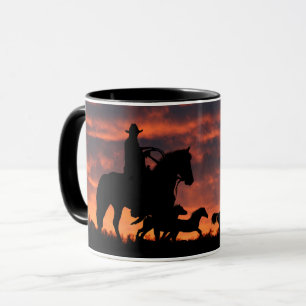 Mug Cowboy et troupeau sauvage de chevaux se rassemble
