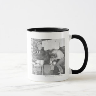 Mug Cowboy faisant le café à l'intérieur du