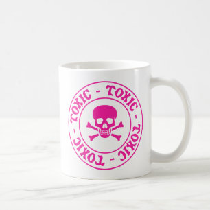 Mug Crâne rose toxique et os croisés