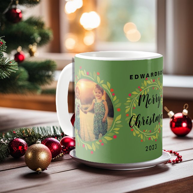 Mug Créez votre propre photo de famille Joyeux Noël (Merry Christmas photo mug. You can add your own photos, add your name and text to personalize.)