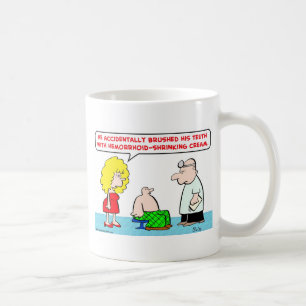 Mug crème craintive de hémorroïde de dents balayée par