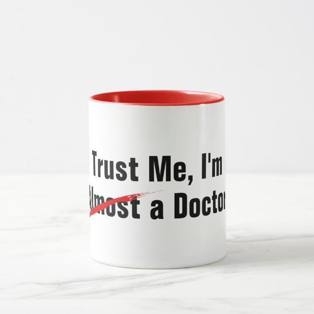 Mug croyez-moi, je suis un médecin, un jeu de mots drô (Centre)