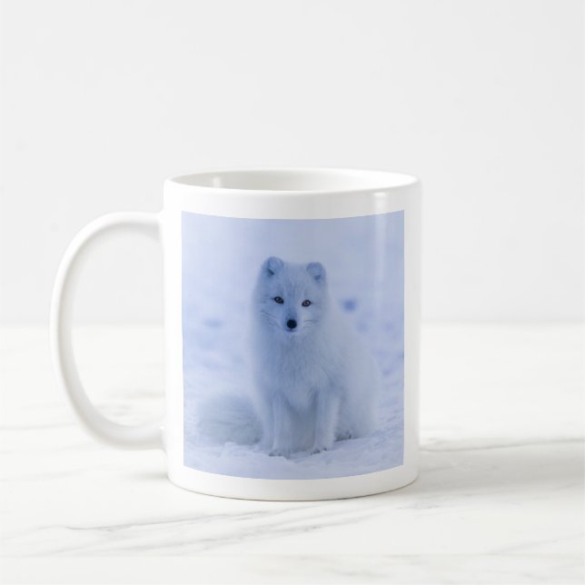 Mug Cute Arctic Fox sur Snowy Winter Arrière - plan (Gauche)