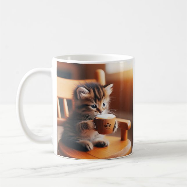 Mug Cute chaton assis sur une chaise à boire un café. (Gauche)