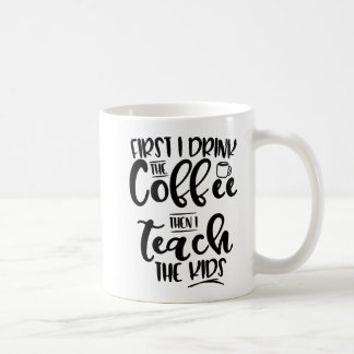 Mug D'abord je bois du café alors que j'enseigne les