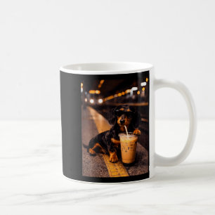 Mug Dachshund buvant un café glacé Mème d'animal drôle