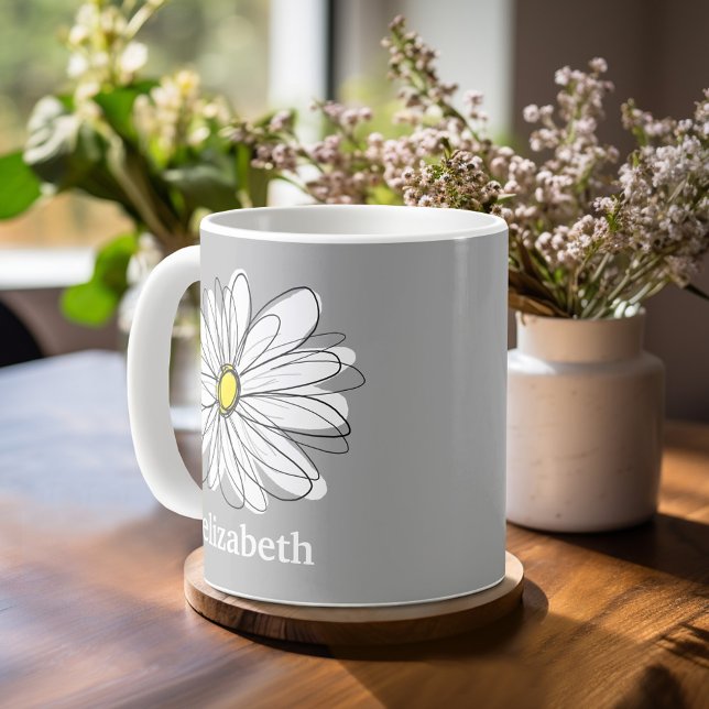 Mug Daisy tendance avec gris et jaune (Whimsical Daisy Mug with an area for text such as a name or other fun event)