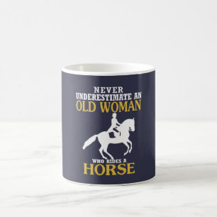 Mug Dame âgée monte le cheval