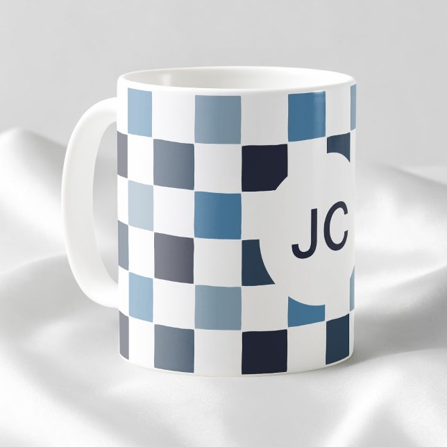 Mug Damier Bleu Blanc Moderne Simple Monogramme (Monogram Checkered Blue White Modern Simple Coffee Mug)