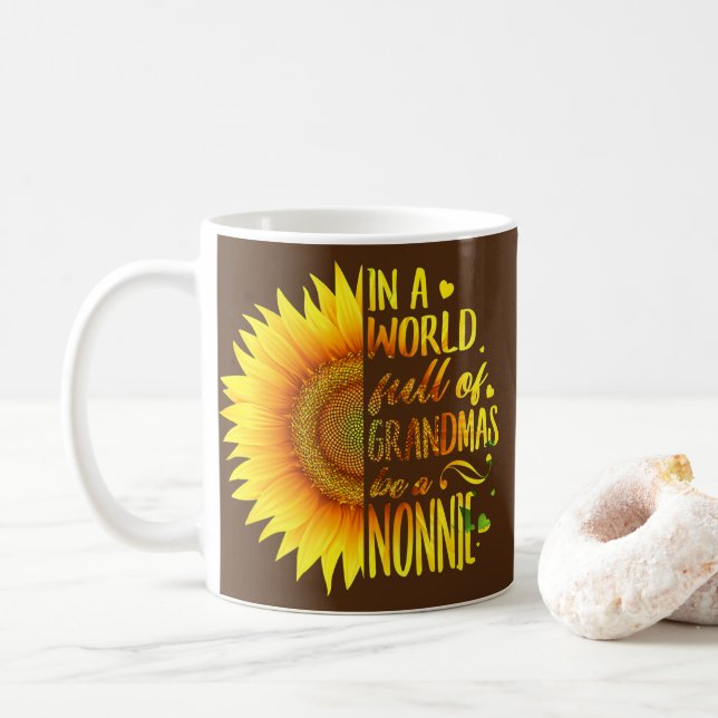 Mug Dans Un Monde Plein De Grandmas Soyez Un Tournesol (Avec donut)