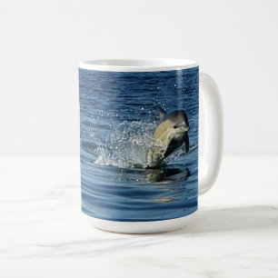 Mug Dauphins communs joueurs faisant des sauts subaqua